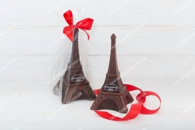 Шоколадная башня с логотипом компании