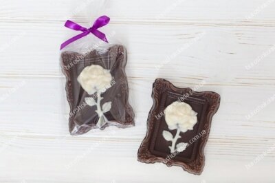 Шоколадная фигура с логотипом на бирке