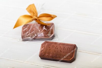 Объемная фигура с логотипом компании